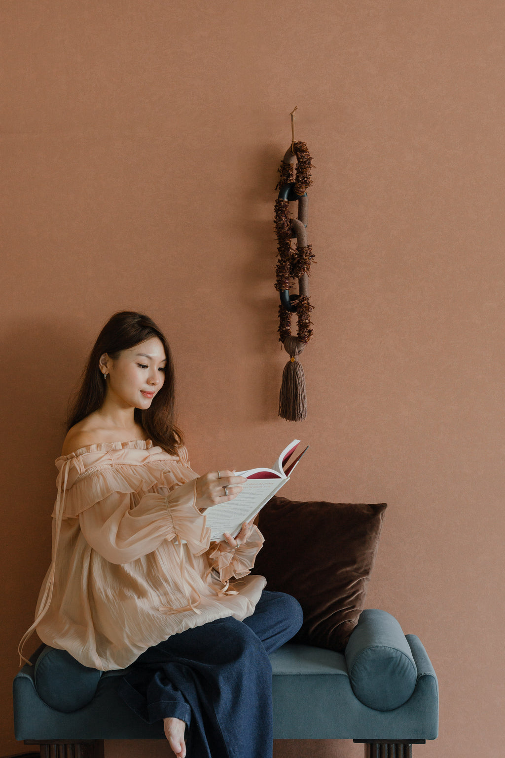 Handmade ‘Passing By Blooms Mocha’: layered threads in caramel hues and cream, with leather textures reminiscent of blossoming petals.