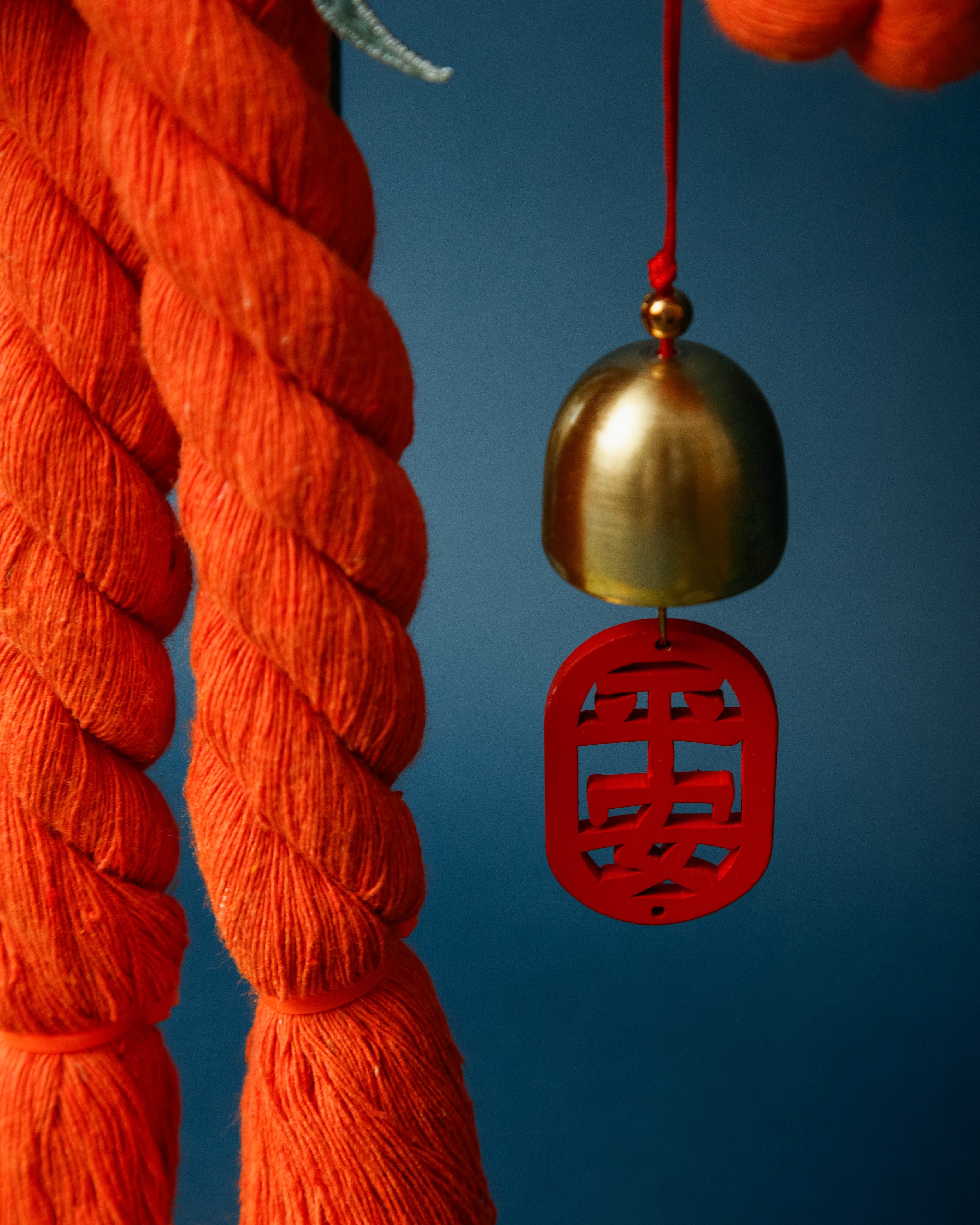 Traditional Chinese knotting craft modernized in the Beeyarnd Bound in Blessings collection. 传统中国结工艺在现代的「福缘结」系列中焕发新生。